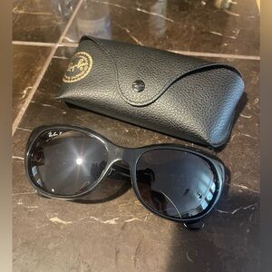 Polarized Women’s black Ray-Ban sunglasses